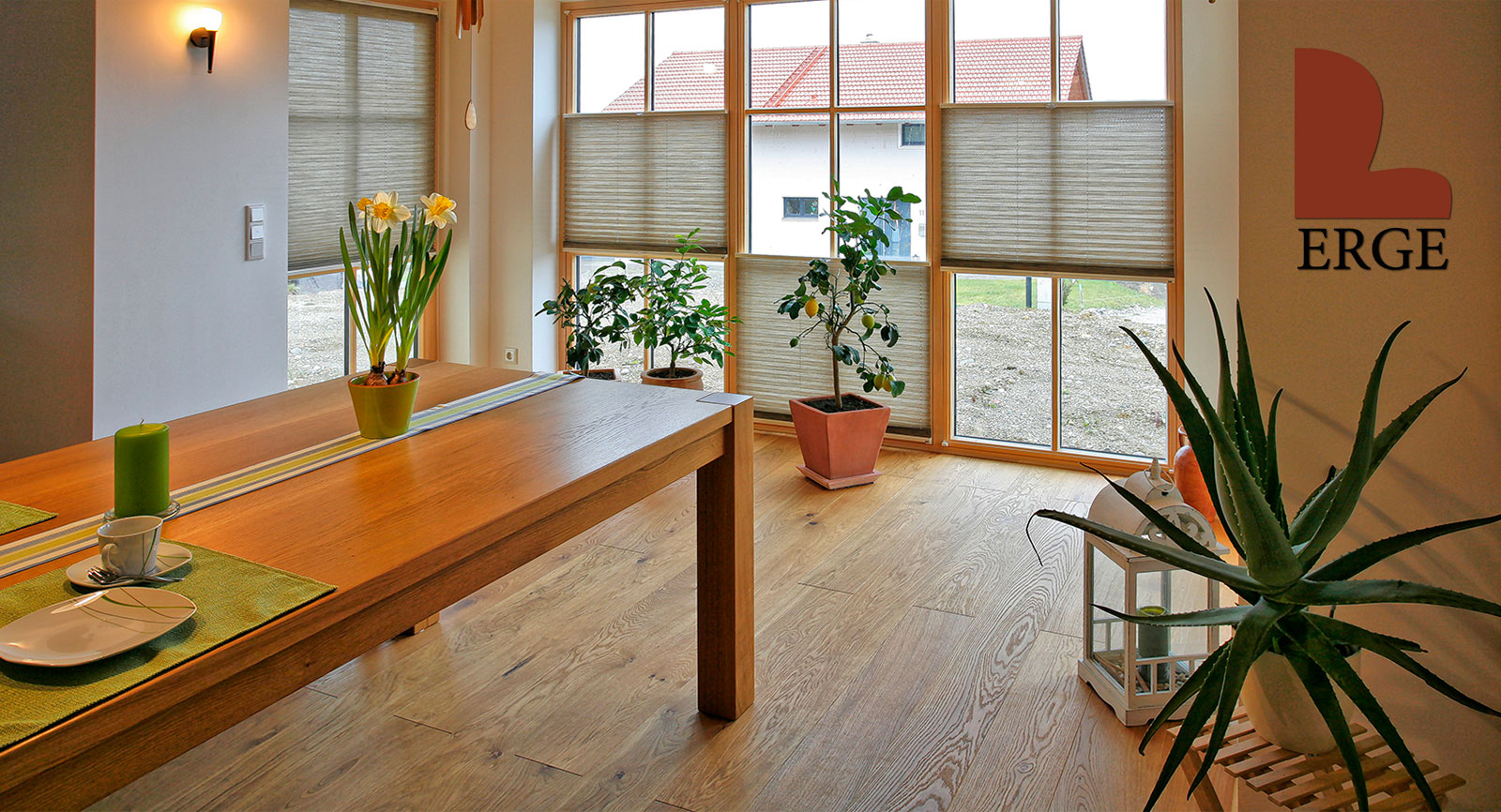 Esszimmer mit Holzboden, Plissees und Fensterfront