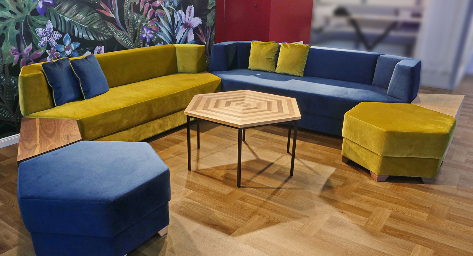 Modell del Monte: Sofalandschaft in Gelb und Blau mit Sechseck-Tisch